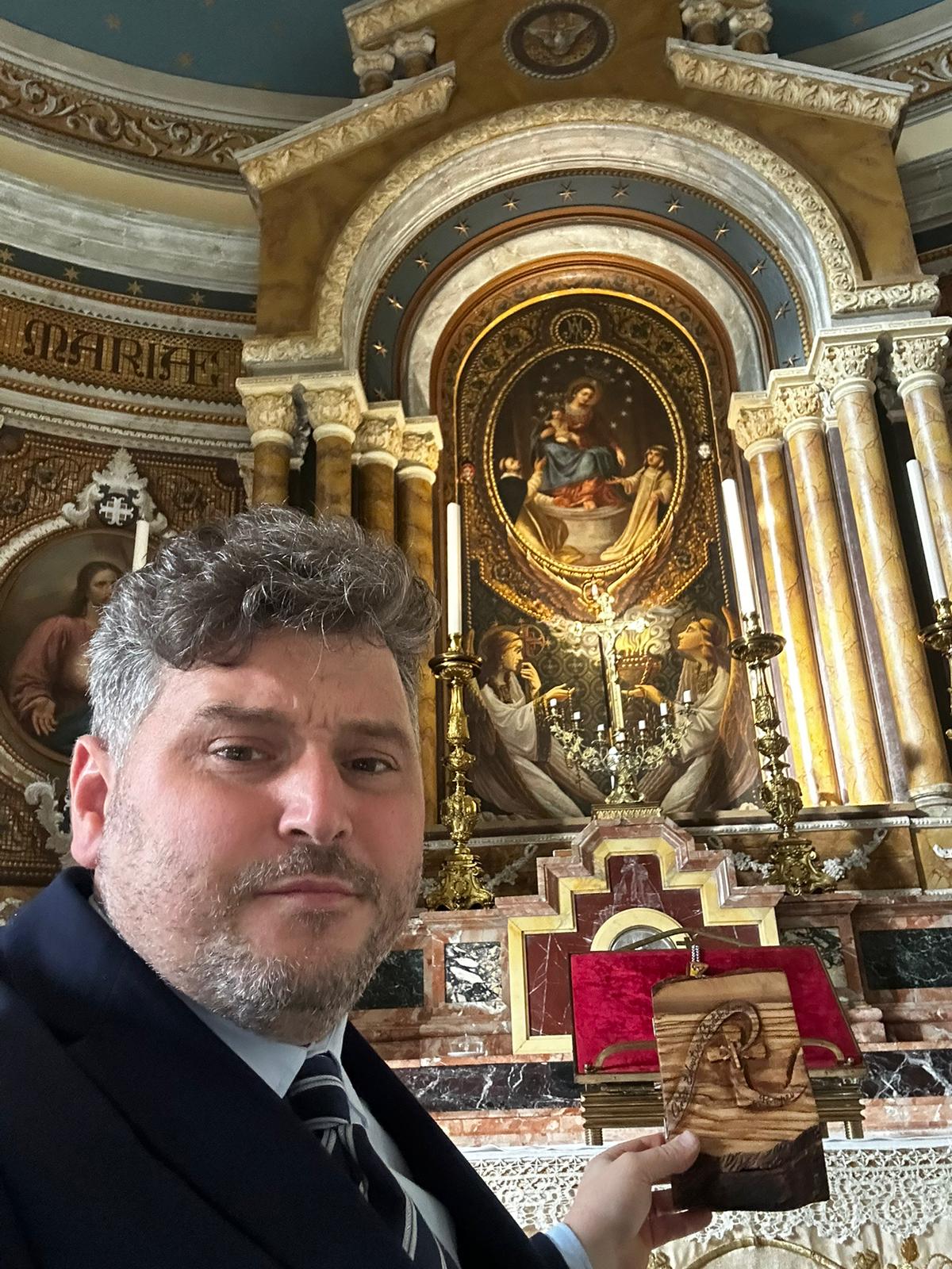 La Croce che Vola: Dono di Speranza, di Fede e di Rinascita