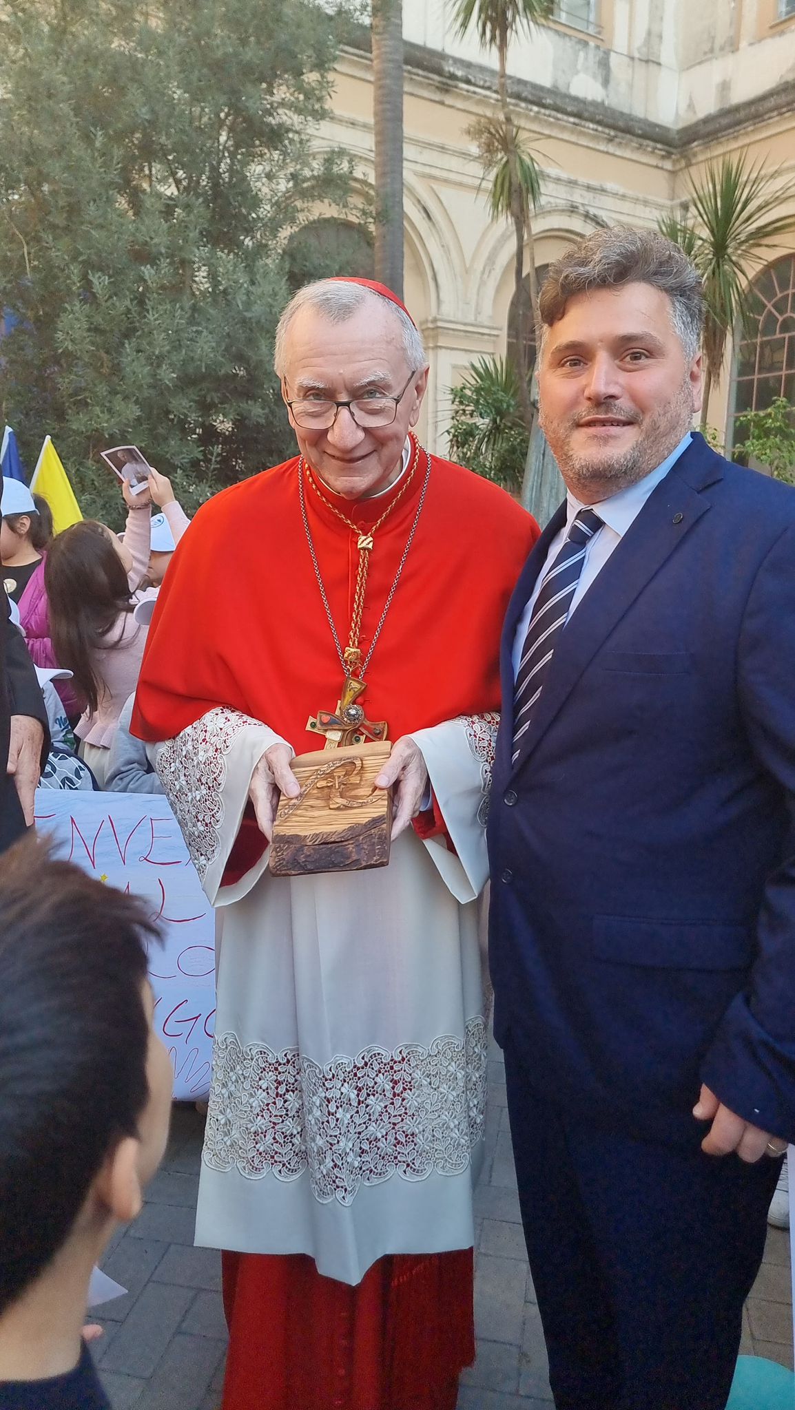 Il giorno del dono della Croce che vola a Sua Eminenza il Cardinale Pietro Parolin, Segretario di Stato del Santo Padre