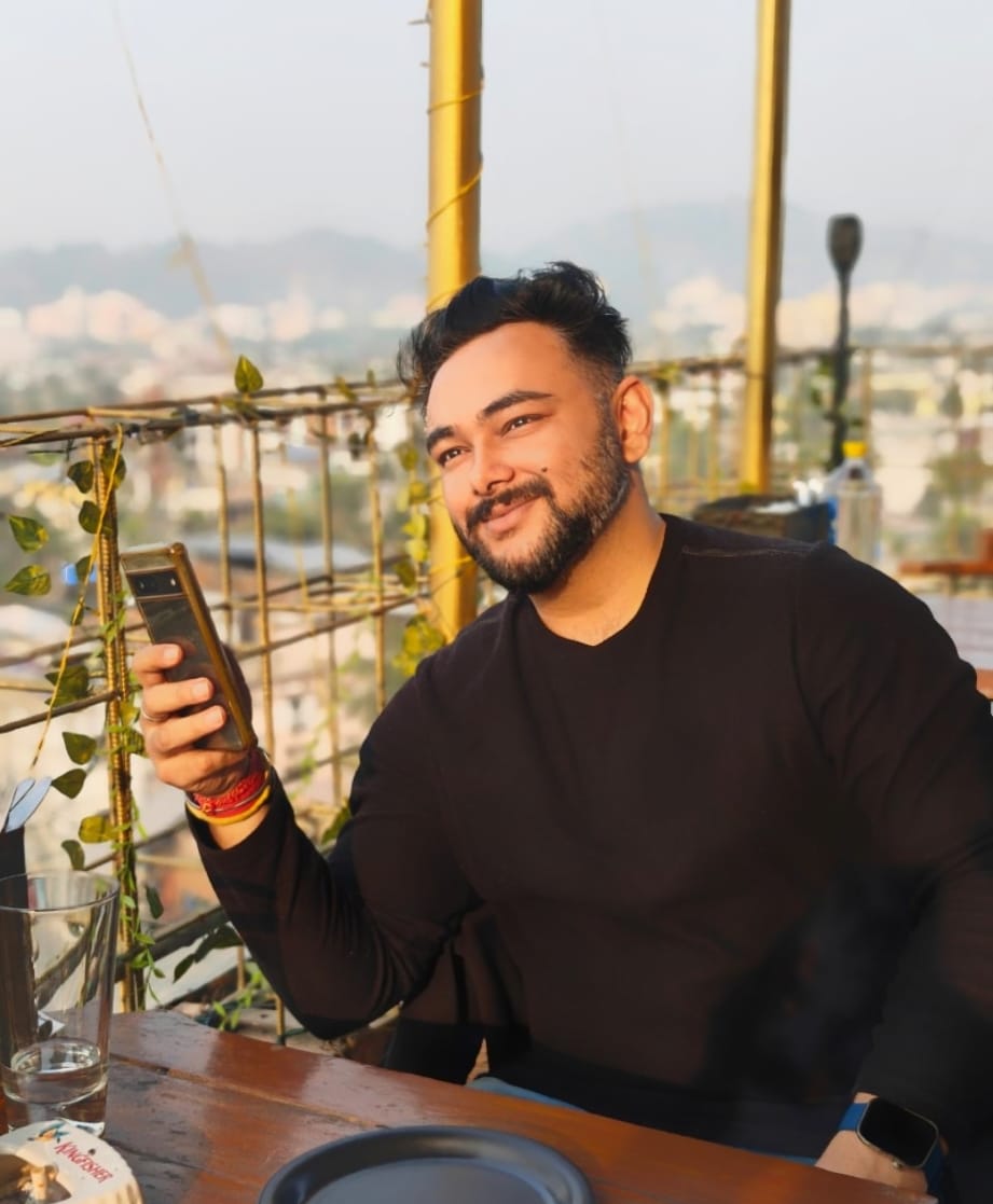  Banajit Sharma, recentemente premiato, espone al Louvre