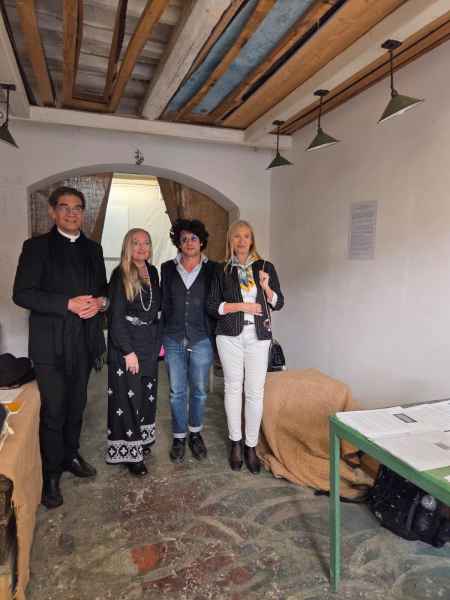 A sinistra Monsignore Jean Marie Gervais in visita all’esposizione del dipinto “Cristo risorge per la pace” di Veronica Piraccini in foto al suo fianco (per la Nuova Edicola Sacra), il poeta e Giulia un’amica