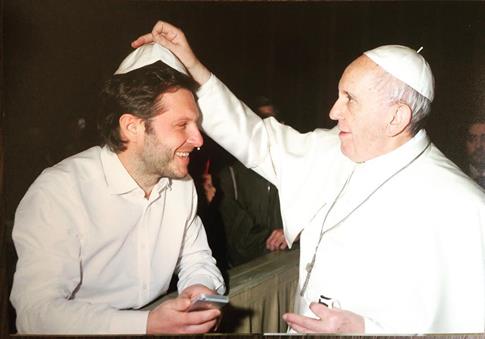 “Tota Pulchra” incontra Papa Francesco e gli consegna un progetto sull’arte e i senzatetto