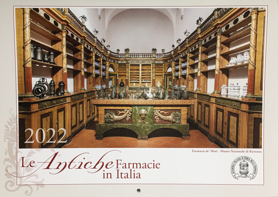 Il mobile dell'antica Farmacia "De Mori" è stato scelto per la copertina del calendario 2022 delle Antiche Farmacie d'Italia, arricchito dalla presenza dell'opera 'site specific' di Marisa Zattini, "Del respiro"