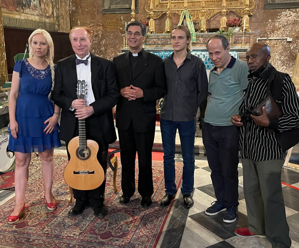 Nella chiesa della Natività in Piazza Pasquino, per "Tota Pulchra", risuona la chitarra del maestro newyorchese Stanley Alexandrowicz.